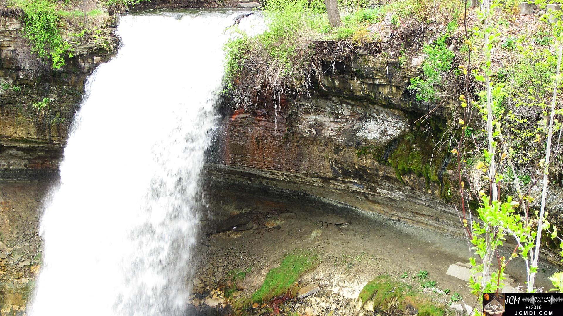 Minnehaha Falls (Minnesota) zoomed bright under-cut cliff